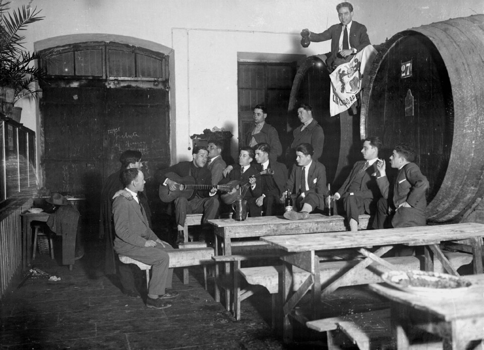 Crónica policial (2) – Fadistas de navalha em riste e gatunos&nbsp;enluvados